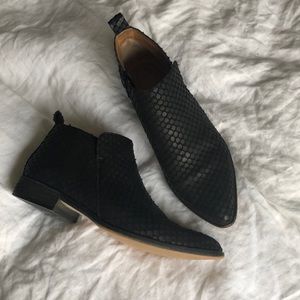 Black leather pointed booties